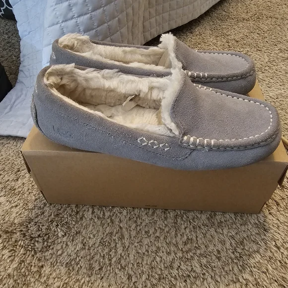 UGG Gray Suede Moccasin Slippers - Womens Size 8 - Picture 4 of 9